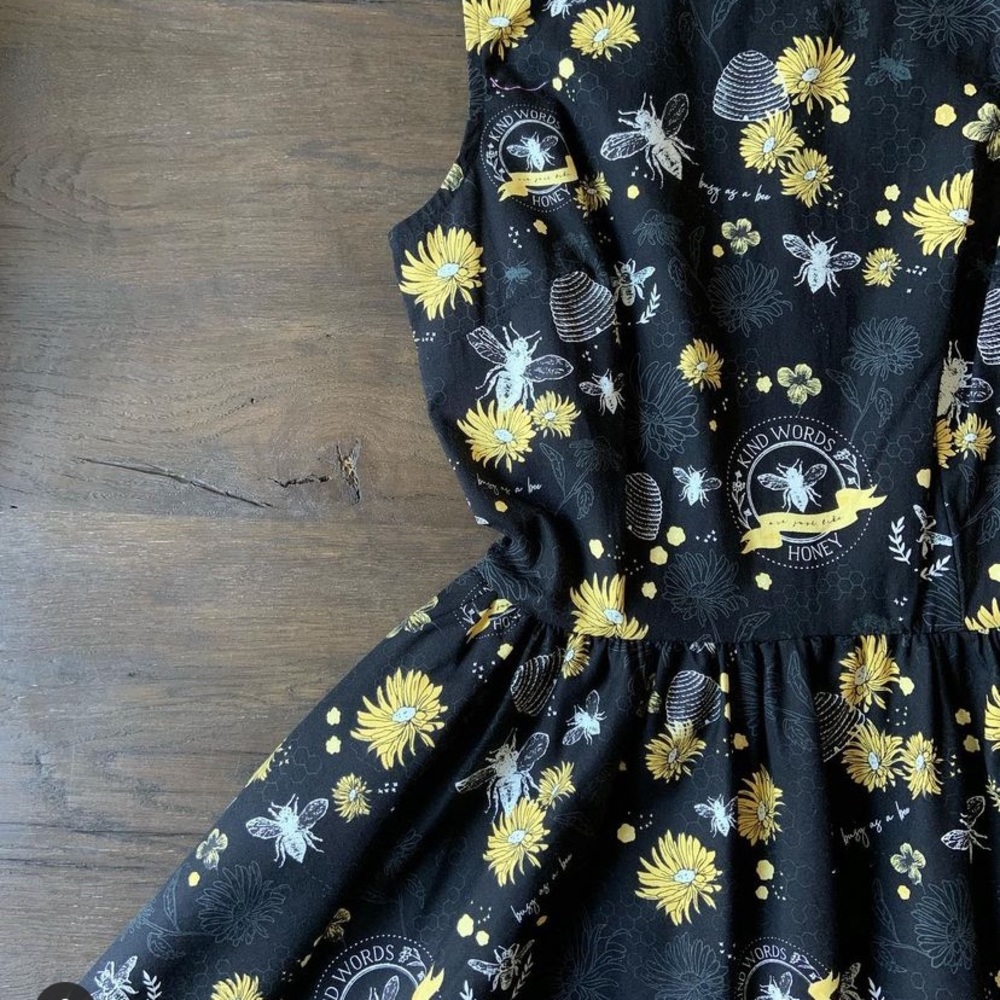 Retrolicious Black Bee & Sunflower Midi Dress